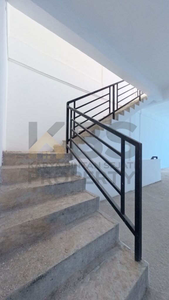 Photo 6059844391465062820 y