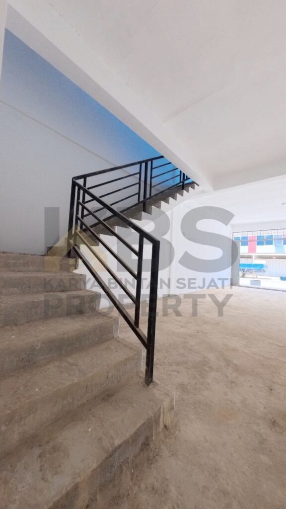 Photo 6059844391465062823 y (1)