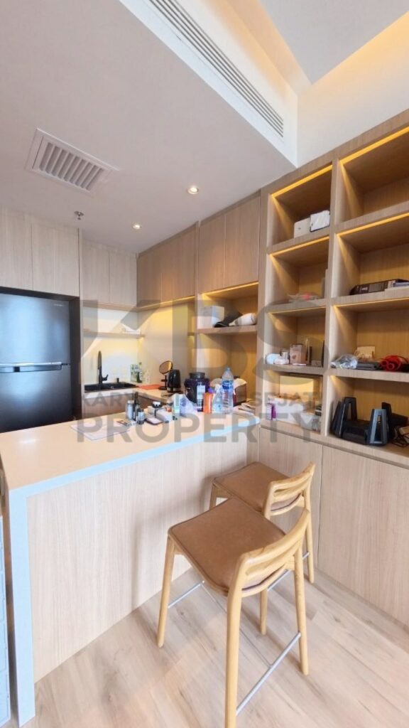 Photo 6064417067051453872 y