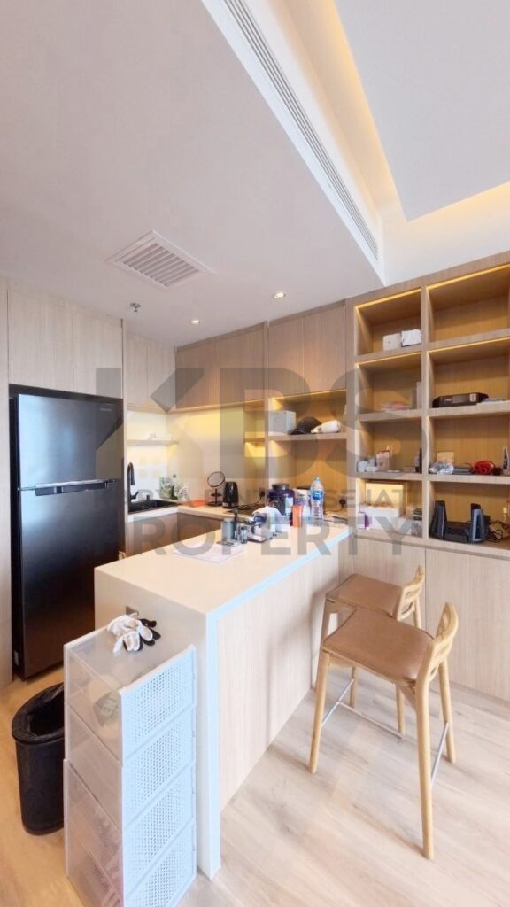 Photo 6064417067051453876 y