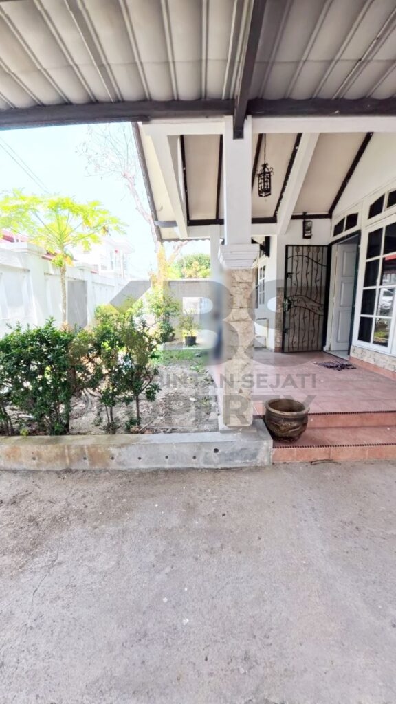 Photo 6336903317161708638 y 1